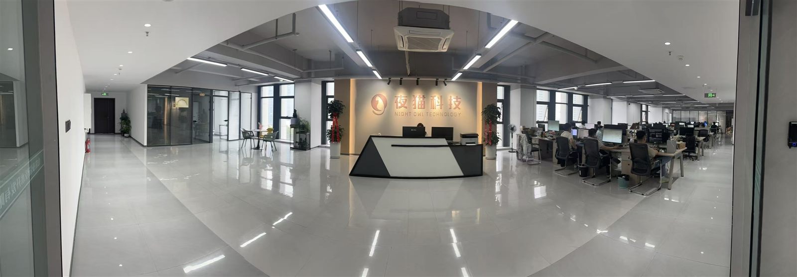 夜猫科技开发团队办公区全景,济宁本地软件定制开发公司